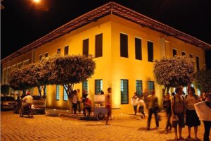 Fotografia Museu de Paleontologia Plácido Cidade Nuvens.