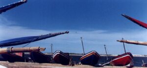 Imagem dos barcos coloridos de Camocim, ao fundo o céu e o mar azul.