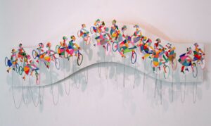 Obra do artista Fernando França. Sobre um fundo branco e etéreo pessoas diversas com roupas coloridas andam de bicicleta numa faixa sinuosa que reflete os personagens.
