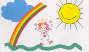Desenho feito por uma criança, na parte inferior uma fita azul esverdeada remete ao mar, do lado esquerdo há um arco-íris que se projeta sobre uma nuvem, ao centro uma criança de vestido com flores e corações, do lado direito um sol está sorrindo.